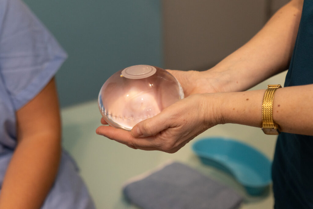 Ballon gastrique Allurion tenu par une professionnelle de la Clinique Coattitude avant son insertion, traitement non chirurgical de perte de poids.