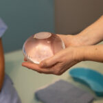 Ballon gastrique Allurion tenu par une professionnelle de la Clinique Coattitude avant son insertion, traitement non chirurgical de perte de poids.