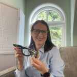 Séverine Mazur, professionnelle de santé souriante tenant un stéthoscope dans un environnement lumineux, prête pour une consultation.